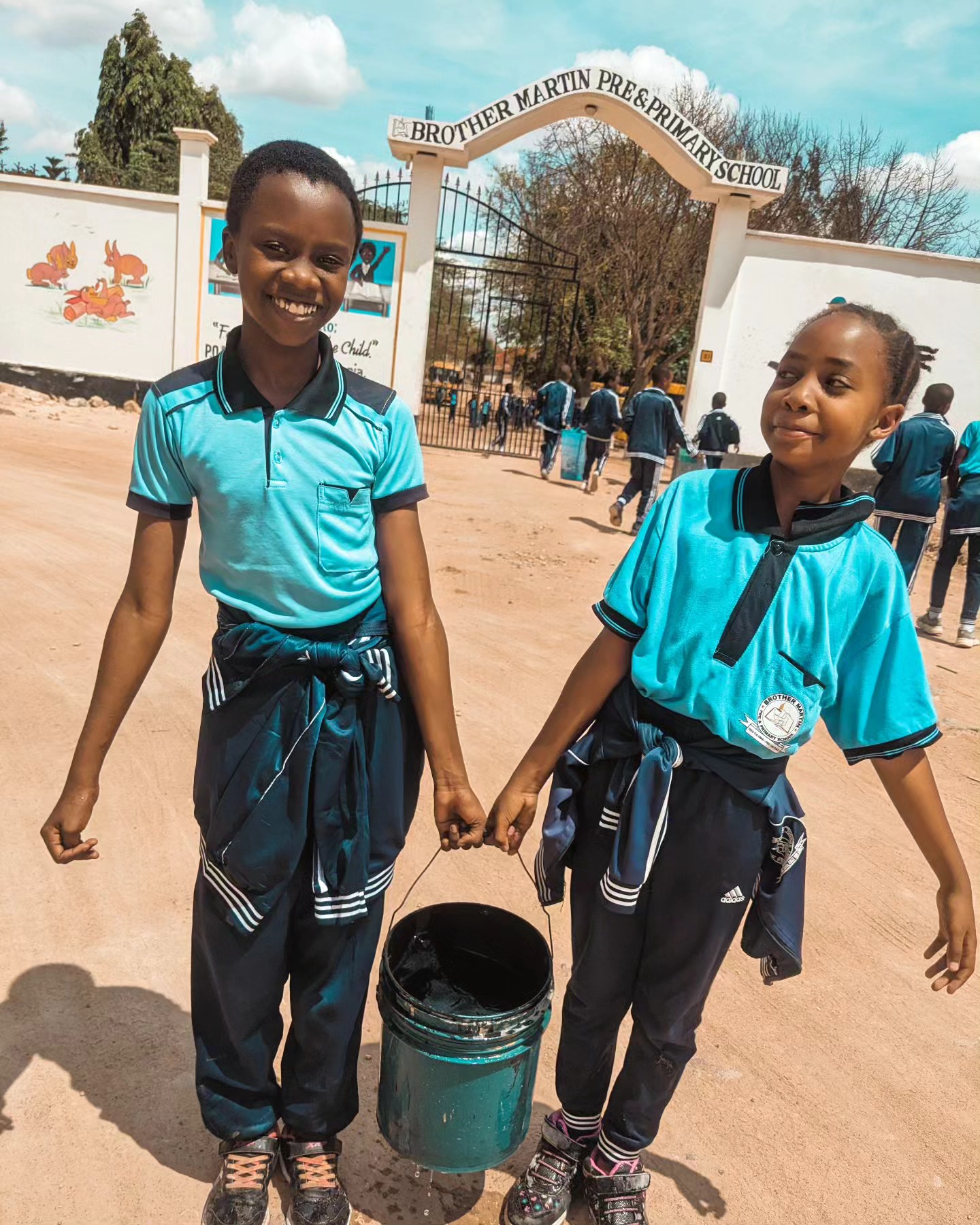 Wanafunzi wakitunza mazingira / Pupils caring for their environment