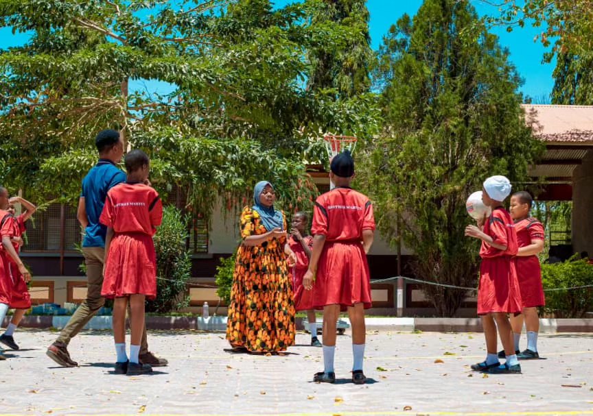 Timu ya netiboli ya shule / School netball team